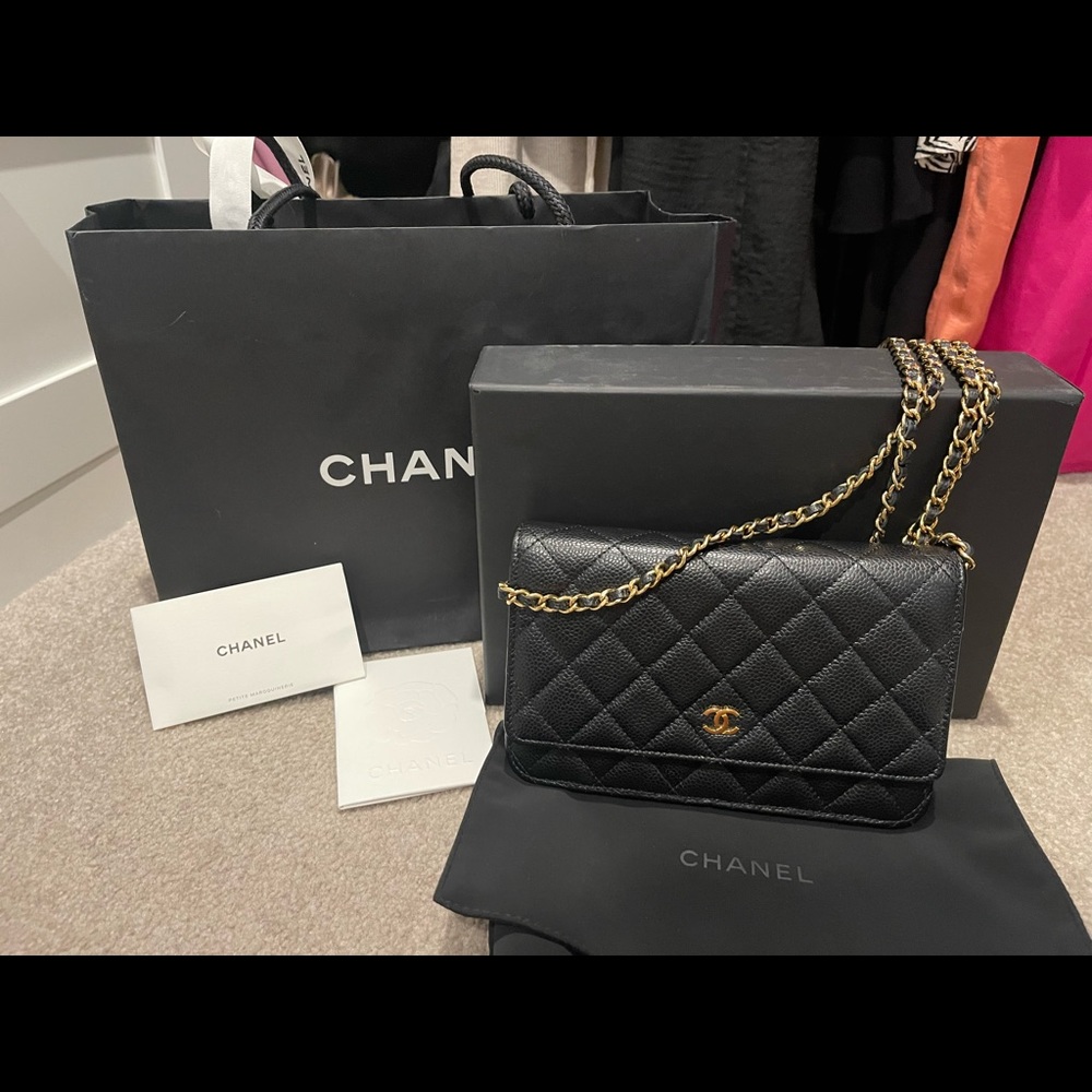 Chanel WALLET IN CHAIN *Like New*